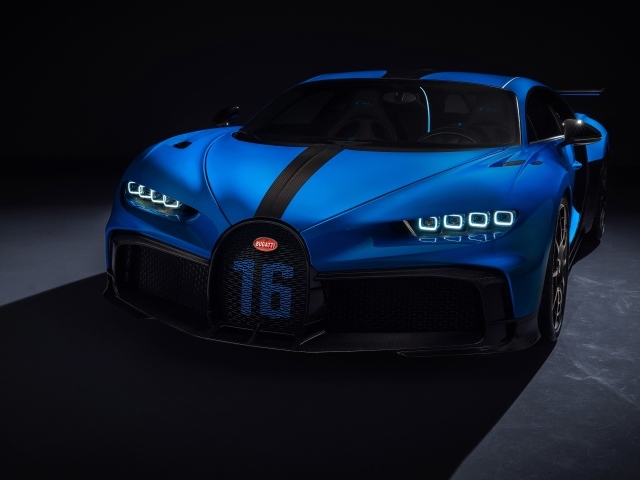 Быстрый дорогой автомобиль Bugatti Chiron Pur Sport 2020 года на черном фоне