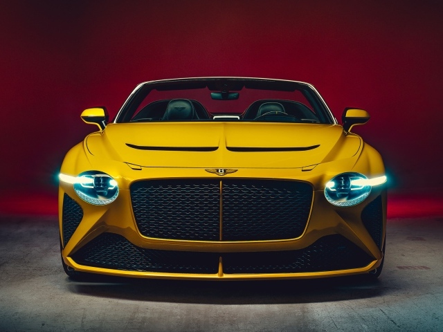 Желтый автомобиль Bentley Mulliner Bacalar 2020 года вид спереди
