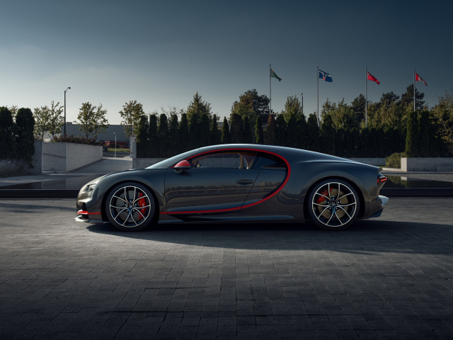 Серый автомобиль Bugatti Chiron CGI в парке