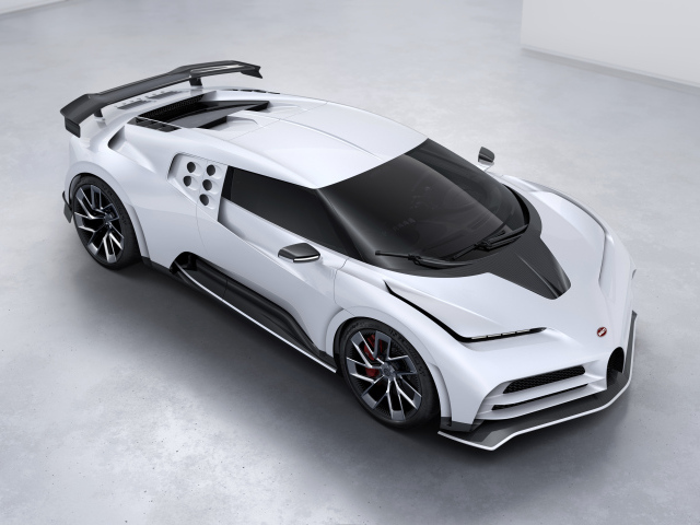 Белый спортивный автомобиль Bugatti Centodieci 2019 года на сером фоне