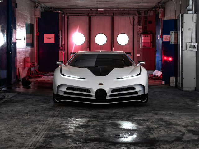 Быстрый белый автомобиль Bugatti Centodieci 2019 года в гараже