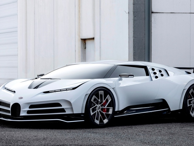 Белый автомобиль Bugatti Centodieci 2019 года у гаража