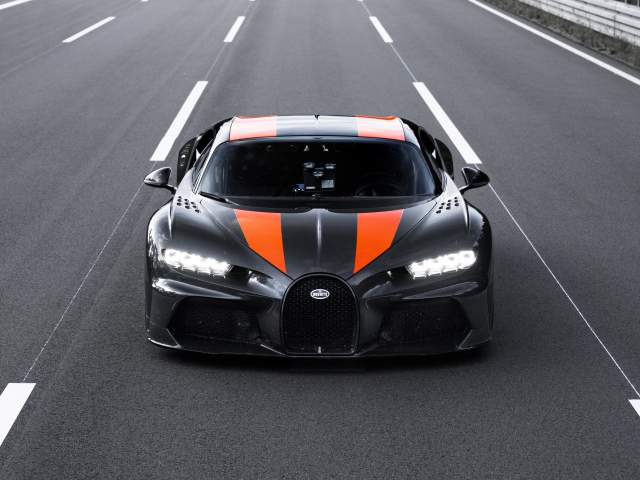 Черный Bugatti Chiron Prototype 2019 года на трассе