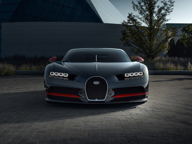 Черный автомобиль Bugatti Chiron CGI у здания 