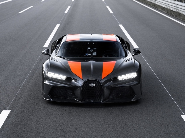 Черный автомобиль Bugatti Chiron, 2019 года на трассе