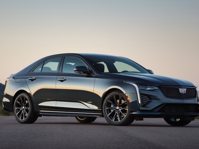 Автомобиль  Cadillac CT4-V, 2020 года на дороге 