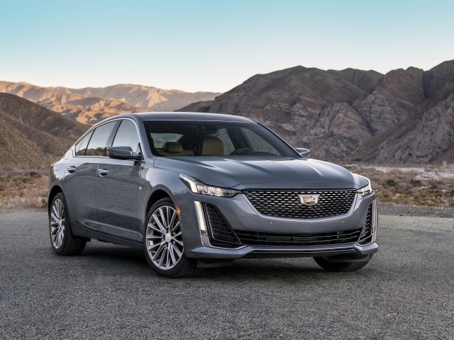 Серебристый автомобиль Cadillac CT5 Premium, 2020 года на фоне гор 