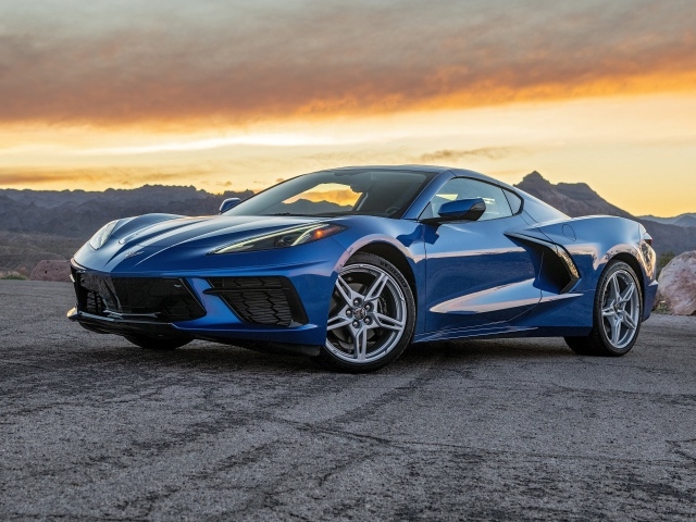Синий автомобиль  Chevrolet Corvette Stingray, 2020 года на закате