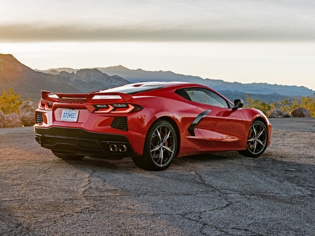 Красный автомобиль  Chevrolet Corvette Stingray Z51, 2020 года в лучах солнца