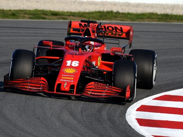 Красный гоночный автомобиль Ferrari SF1000 2020 года на трассе 