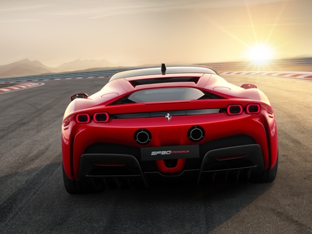 Быстрый автомобиль Ferrari Stradale SF90 на фоне яркого солнца 