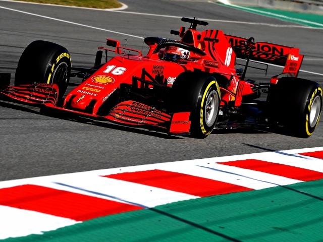 Красный гоночный автомобиль Ferrari SF1000, 2020 года на трассе