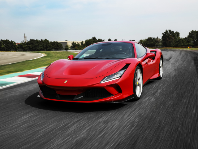 Красный автомобиль Ferrari F8 Tributo 2019 года на трассе
