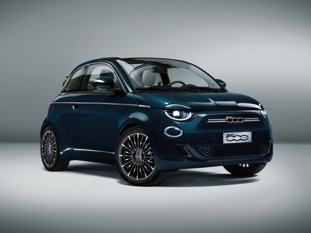 Автомобиль Fiat 500 La Prima Deutschland Cabrio 2020 года на сером фоне