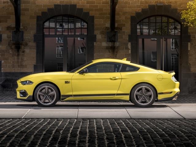 Желтый автомобиль Ford Mustang Mach 1 2021 года вид сбоку 
