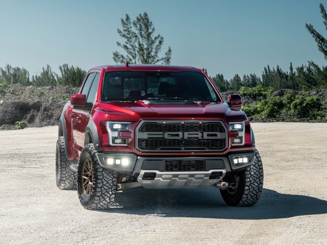 Красный внедорожник Ford F-150 Raptor на песке