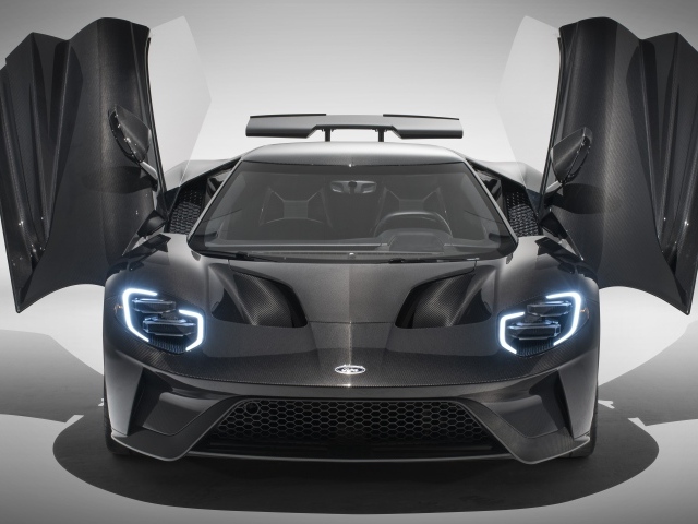 Автомобиль Ford GT Liquid Carbon, 2020 года с открытыми дверями