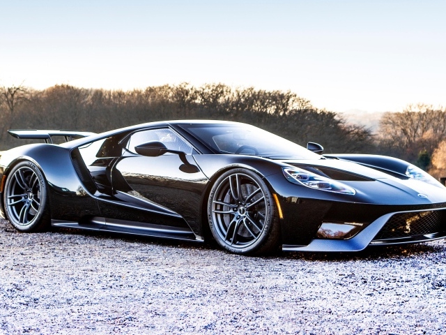 Черный спортивный автомобиль ford gt на рассвете 