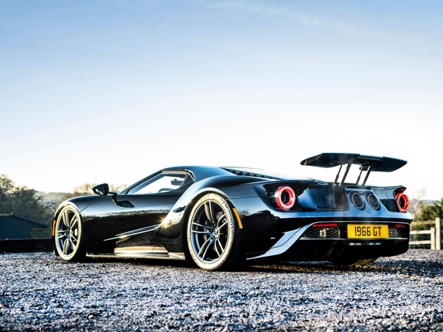 Черный спортивный автомобиль ford gt вид сзади