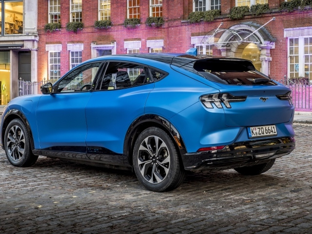 Синий внедорожник Ford Mustang Mach-E 4 First Edition 2020 года вид сзади