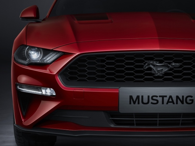 Красный автомобиль Ford Mustang EcoBoost SIP крупным планом