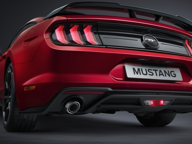 Красный автомобиль Ford Mustang EcoBoost SIP вид сзади на сером фоне