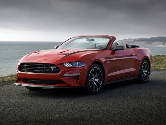 Красный кабриолет  Ford Mustang, 2020 года у моря
