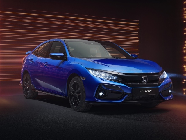 Синий автомобиль Honda Civic Hatchback Sport Line 2019 года