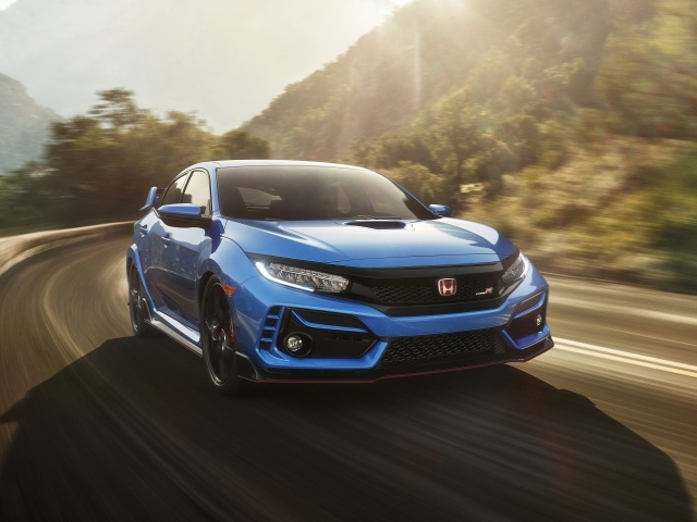 Синий автомобиль  Honda Civic Type R, 2020 года на трассе