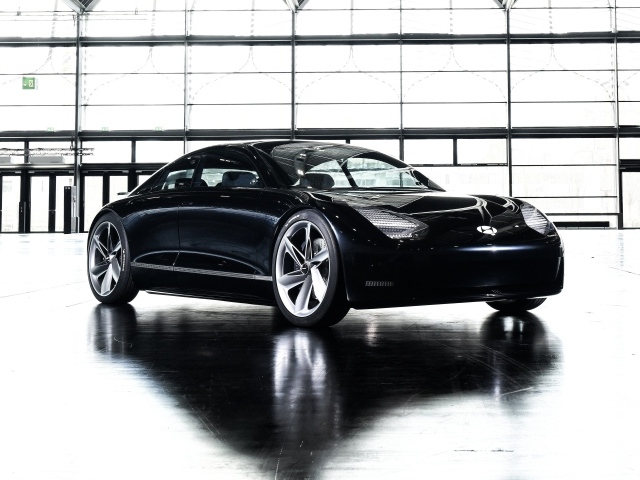 Черный автомобиль Hyundai Prophecy 2020 года в стеклянном здании