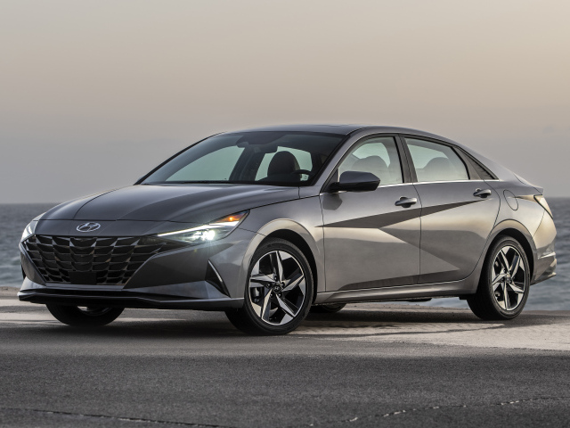 Серебристый автомобиль Hyundai Elantra Hybrid, 2021 года на фоне океана