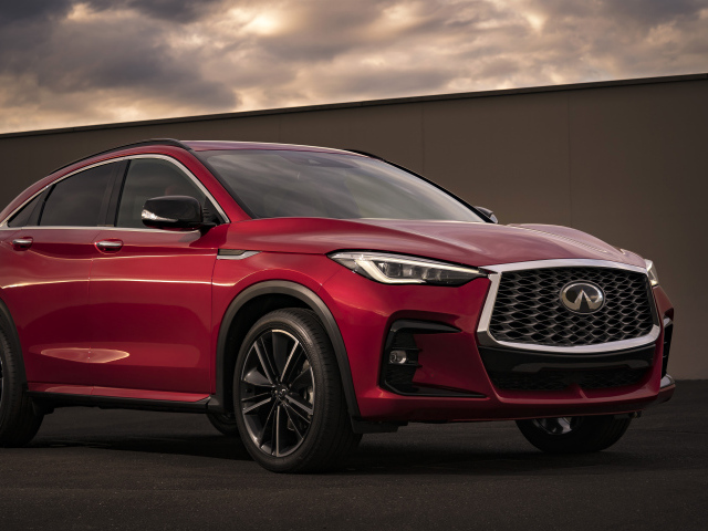 Красный автомобиль Infiniti QX55 AWD, 2022 года у стены