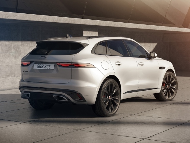 Автомобиль Jaguar F-Pace R-Dynamic Black Pack 2020 года вид сзади