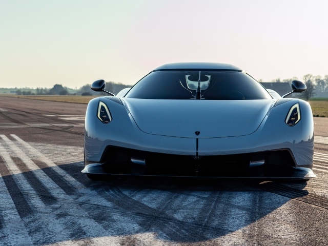 Автомобиль Koenigsegg Jesko Absolut 2020 года на трассе 