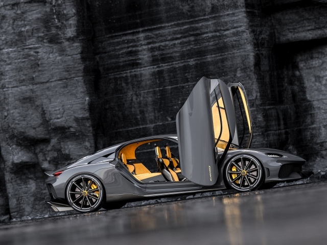 Автомобиль Koenigsegg Gemera 2020 года с открытыми дверями