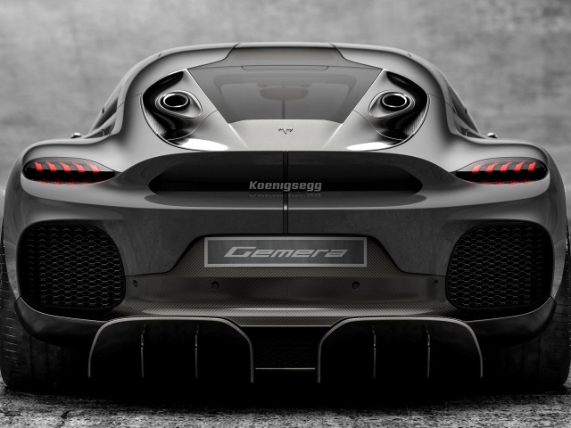 Серебристый автомобиль Koenigsegg Gemera 2020 года вид сзади
