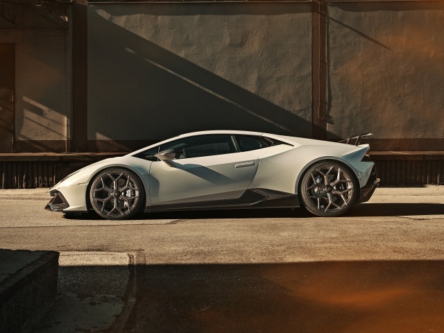 Белый автомобиль  Lamborghini Huracan EVO 2020 года 