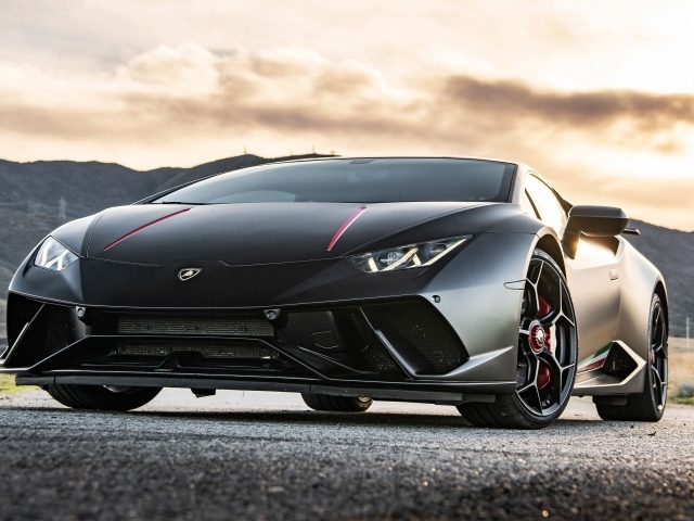 Черный спортивный Lamborghini Huracan Performante 2020 года на асфальте