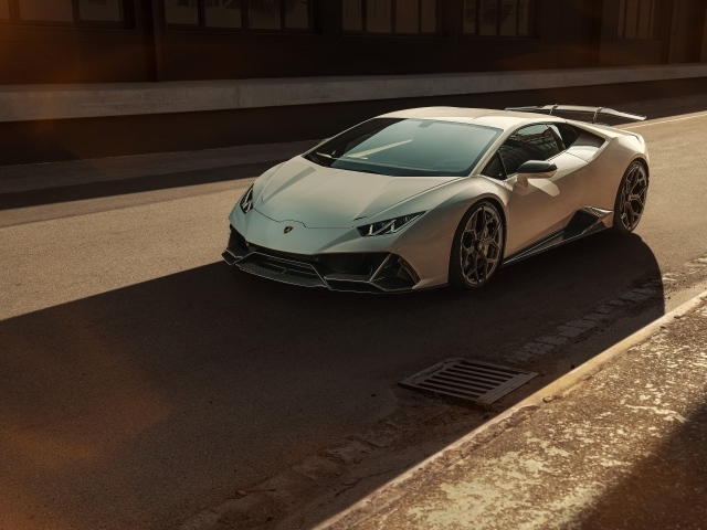 Серебристый автомобиль  Lamborghini Huracan EVO 2020  года на асфальте