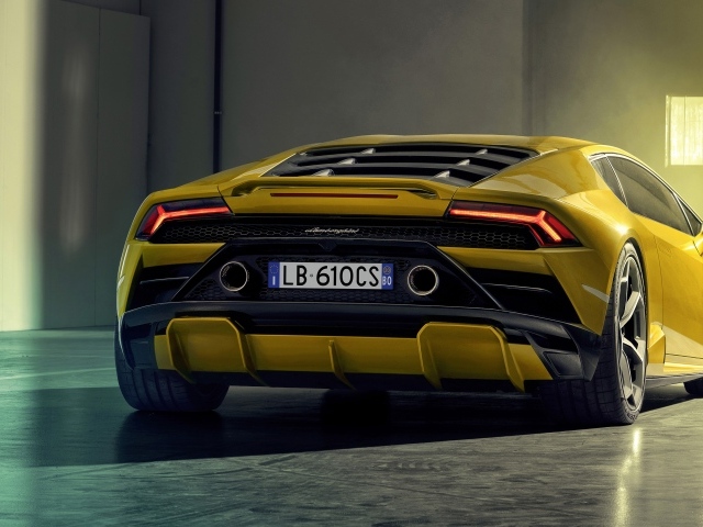 Желтый спортивный Lamborghini Huracan EVO RWD 2020 года вид сзади