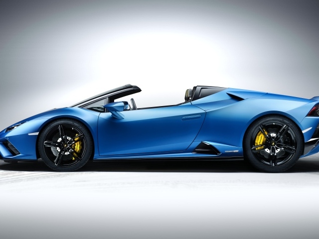 Дорогой быстрый автомобиль Lamborghini Huracan EVO RWD Spyder 2020 года на сером фоне 