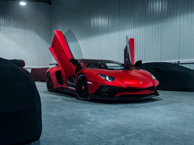 Красный автомобиль Lamborghini Aventador SV  с открытыми дверями