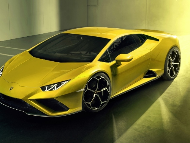 Желтый автомобиль Lamborghini Huracan EVO RWD 2020 года в гараже 