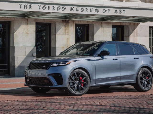 Внедорожник Range Rover Velar, 2020 года у здания музея 