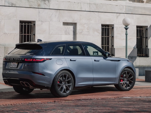 Серебристый автомобиль Range Rover Velar, 2020 года 