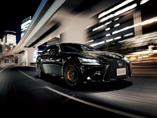 Черный автомобиль Lexus GS 350 Eternal Touring 2020 года едет под мостом 