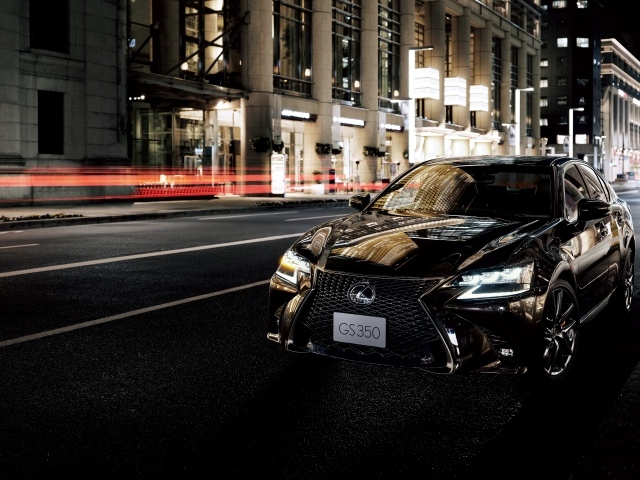 Черный автомобиль Lexus GS 350 Eternal Touring 2020 года на улице города ночью