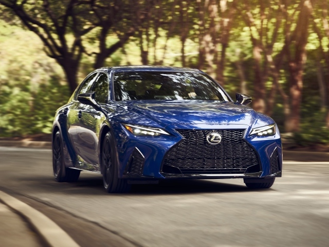 Синий автомобиль  Lexus IS 350 F SPORT, 2021 года на трассе 