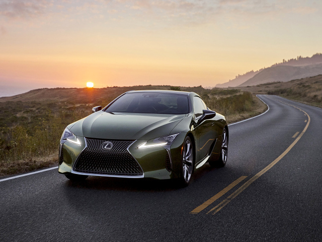 Автомобиль Lexus LC 500 Inspiration Series, 2020 года на трассе на закате
