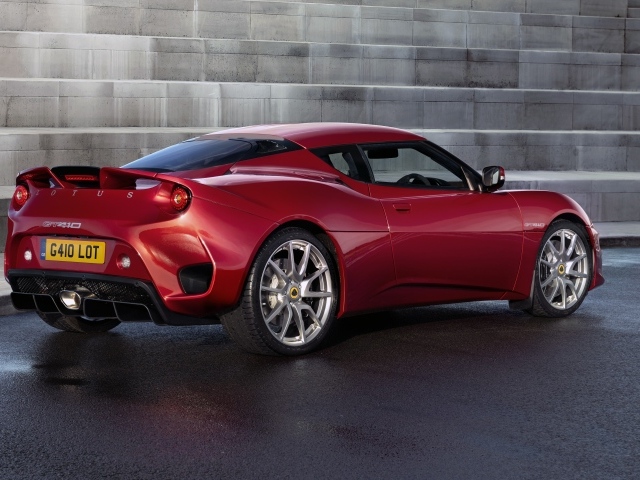 Красный автомобиль Lotus Evora GT410 2020 года вид сзади